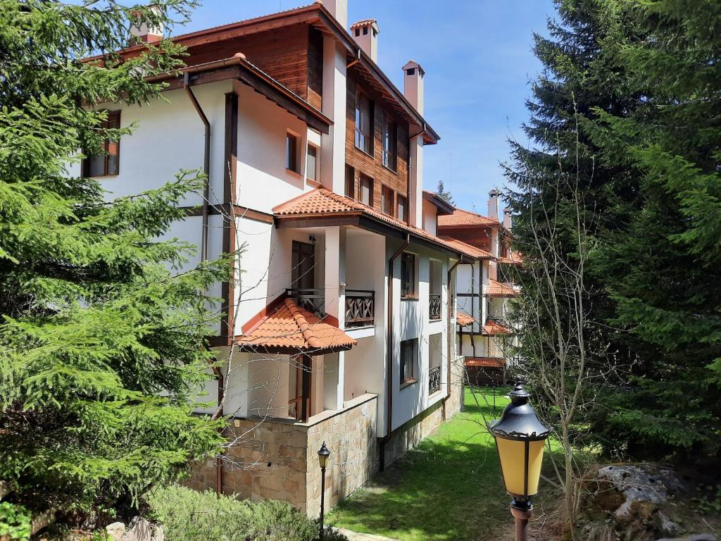 een gebouw met een straatlicht ervoor bij Lusi Holiday, Смолянски езера in Smolyan