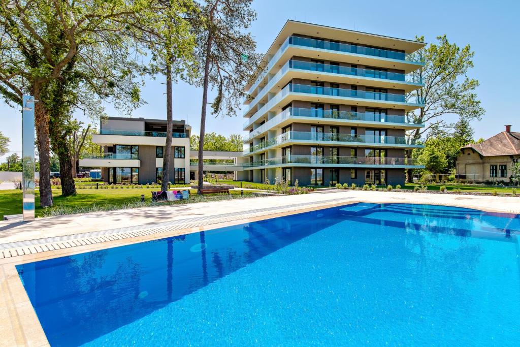 Bonnie-Premium Lelle Waterfront Private Apartment tesisinde veya buraya yakın yüzme havuzu