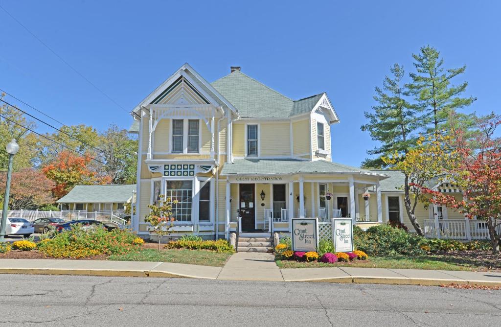 una casa amarilla con un cartel delante en Grant Street Inn - Bloomington, en Bloomington