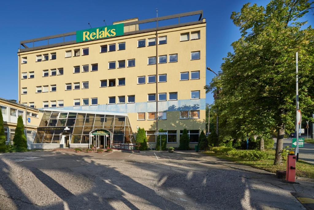 un bâtiment avec un panneau sur son côté dans l'établissement Hostel Relaks, à Olsztyn