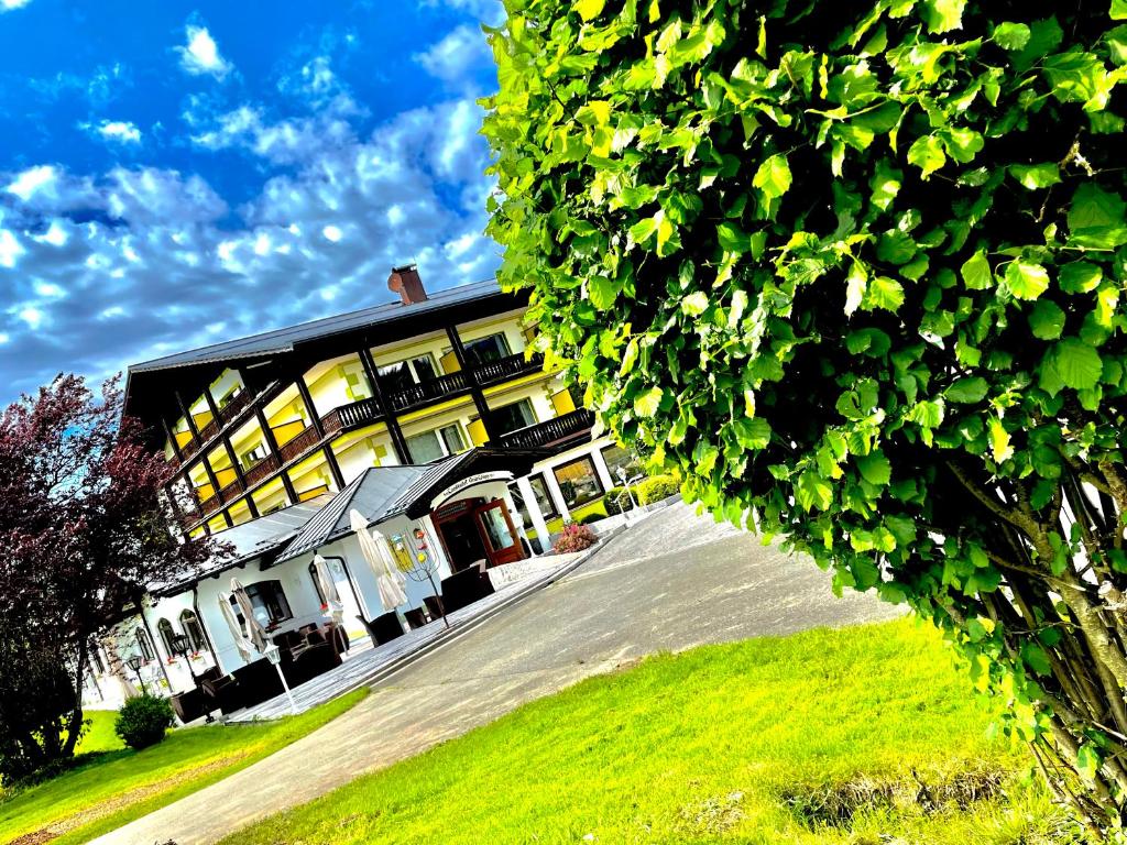 - une vue sur un bâtiment avec une route devant dans l'établissement Landhotel GrünWies -Bonsai-Wellness Garni, à Lohberg