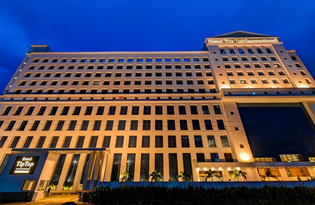 un gran edificio con un cartel encima en Hotel Tip Top International Pune, en Pune