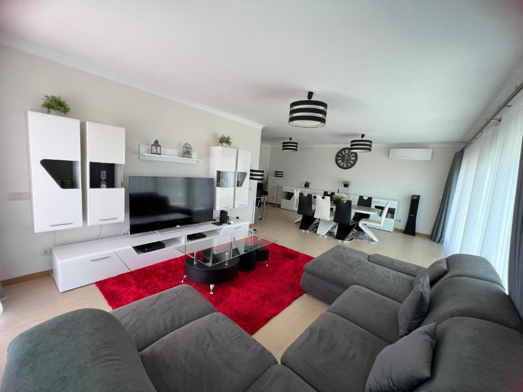 Uma TV ou centro de entretenimento em Rocha Prime - Standing apartment T3