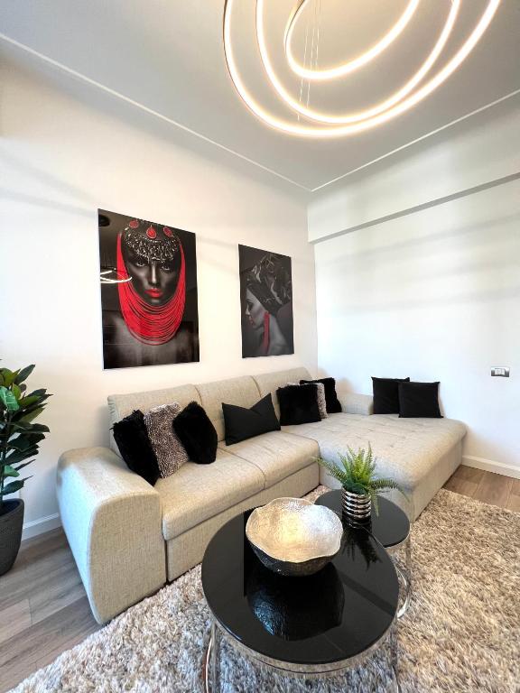 ein Wohnzimmer mit einem Sofa und einem Tisch in der Unterkunft Sky View - Luxury Apartament - Sanador Victoriei in Bukarest