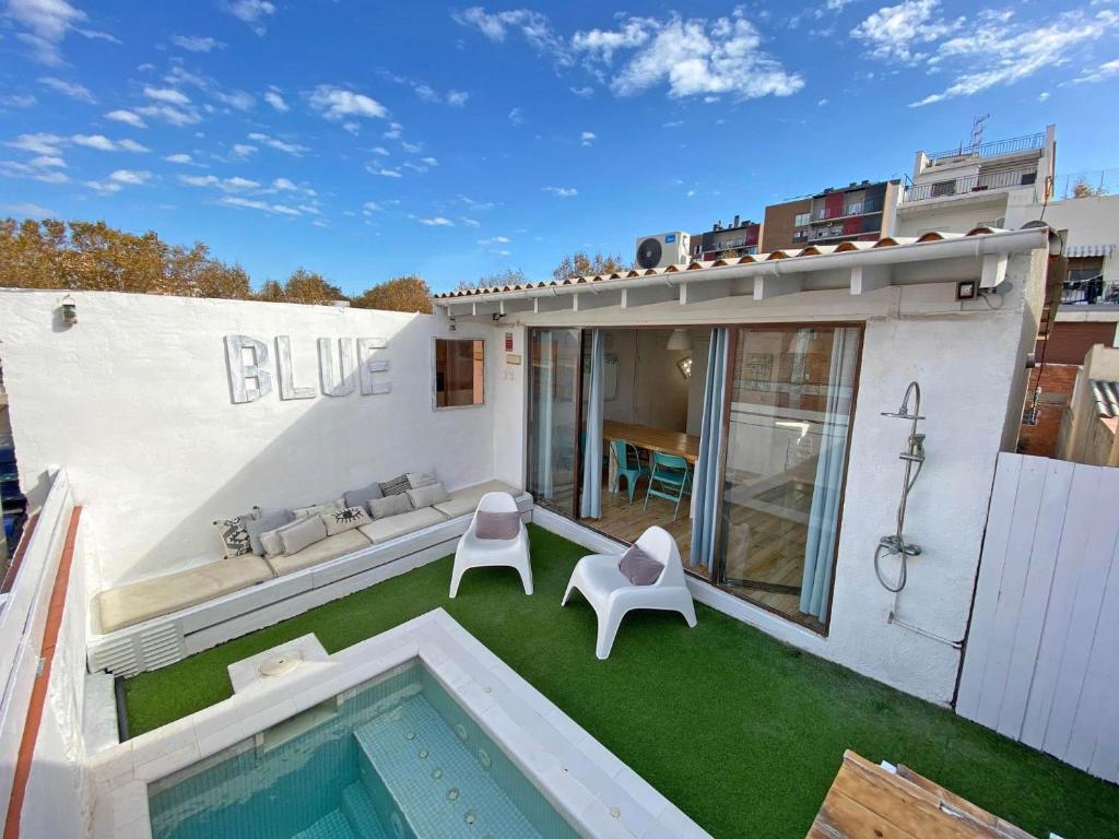 uma casa com um quintal com uma piscina em Fridays Flats Casa Aquamarine em Barcelona