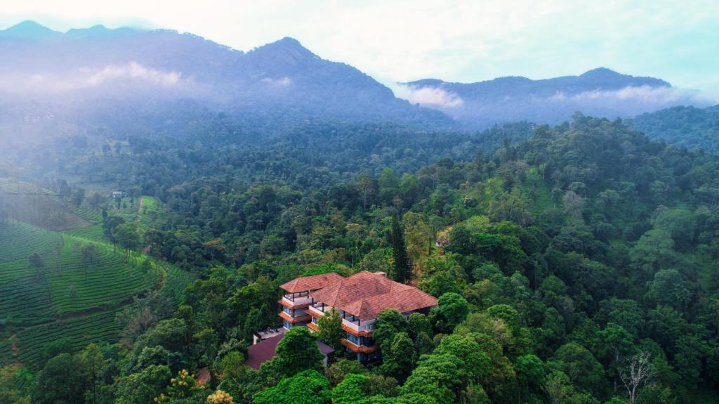 una vista aerea di una casa nel mezzo di una foresta di Flora Vythiri Resort a Vythiri