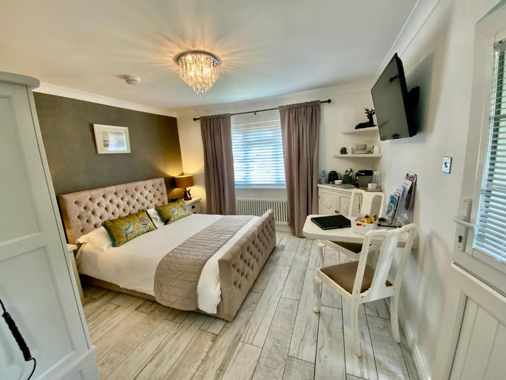 En eller flere senge i et værelse på THE KNIGHTWOOD OAK a Luxury King Size En-Suite Space - LYMINGTON NEW FOREST with Totally Private Entrance - Key Box entry - Free Parking & Private Outdoor Seating Area - Town ,Shops , Pubs & Solent Way Walking Distance & Complimentary Breakfast Items