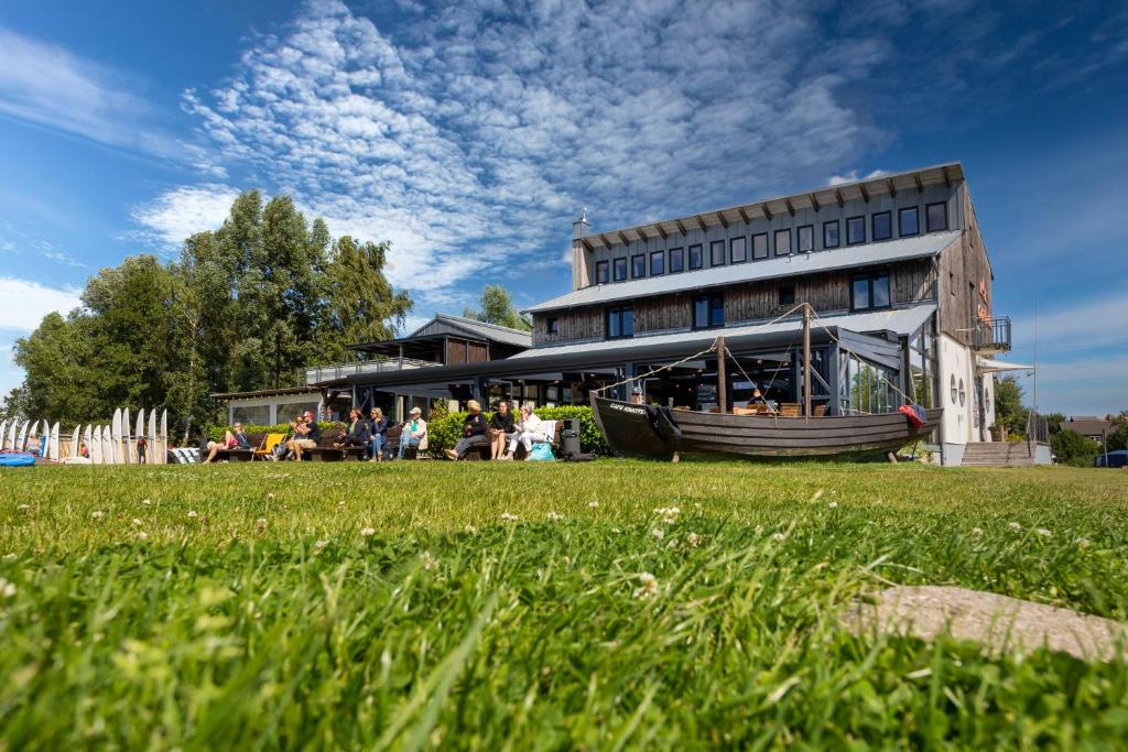 En trädgård utanför Pension Café Knatter