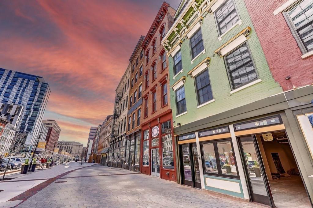 un dipinto di una via cittadina con edifici di Spacious 2 bed 2 bath Downtown OTR condo minutes walk to the Reds Bengals stadium & more! a Cincinnati