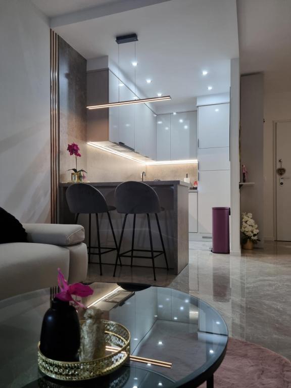 Un lugar para sentarse en Apartment "50 Shades" with balcony and free parking in the garage