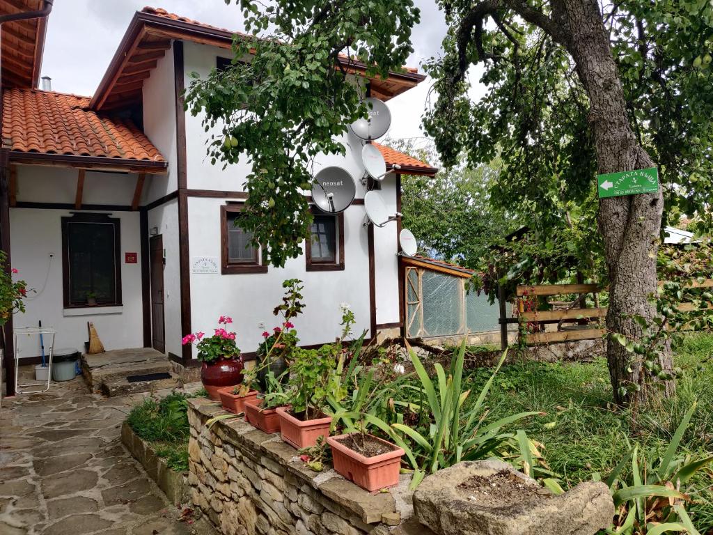 uma casa com um jardim em frente em Старата къща - Трявна em Tryavna