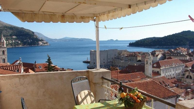 uma vista para a cidade e para o oceano a partir de uma varanda em Apartments Lucic em Dubrovnik