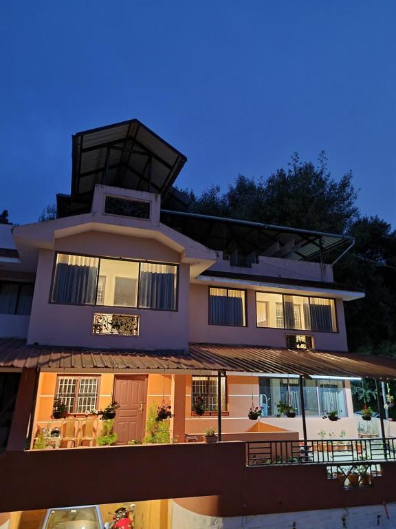 een groot huis met veel ramen bij HAVEN COTTAGE in Ooty