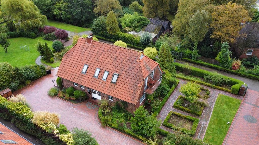 una vista aerea di una casa con tetto rosso di Haus Fischernetz a Leezdorf