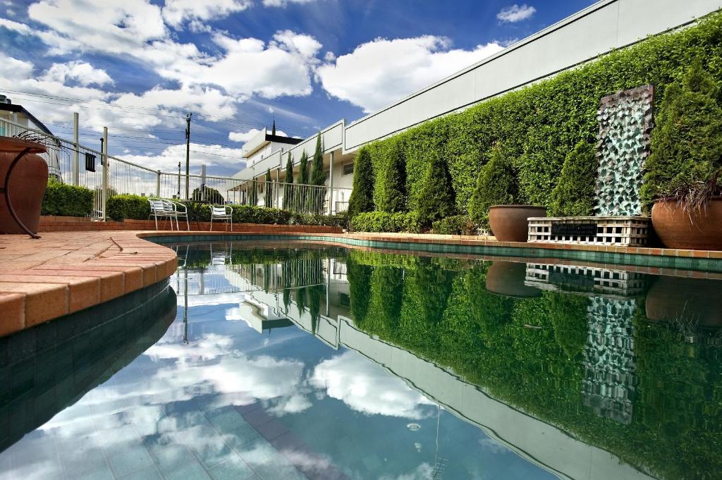 Swimming pool sa o malapit sa Admiralty Inn