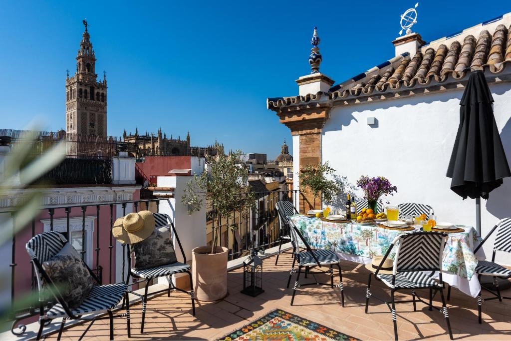 d'une terrasse avec une table et des chaises sur un balcon. dans l'établissement Casa del Gobernador by Época Suites, à Séville