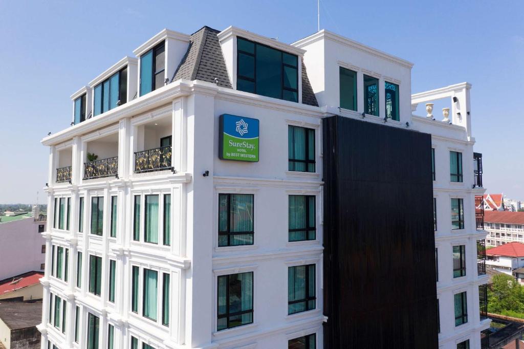 un edificio blanco con techo negro en SureStay Hotel by Best Western Vientiane, en Vientiane