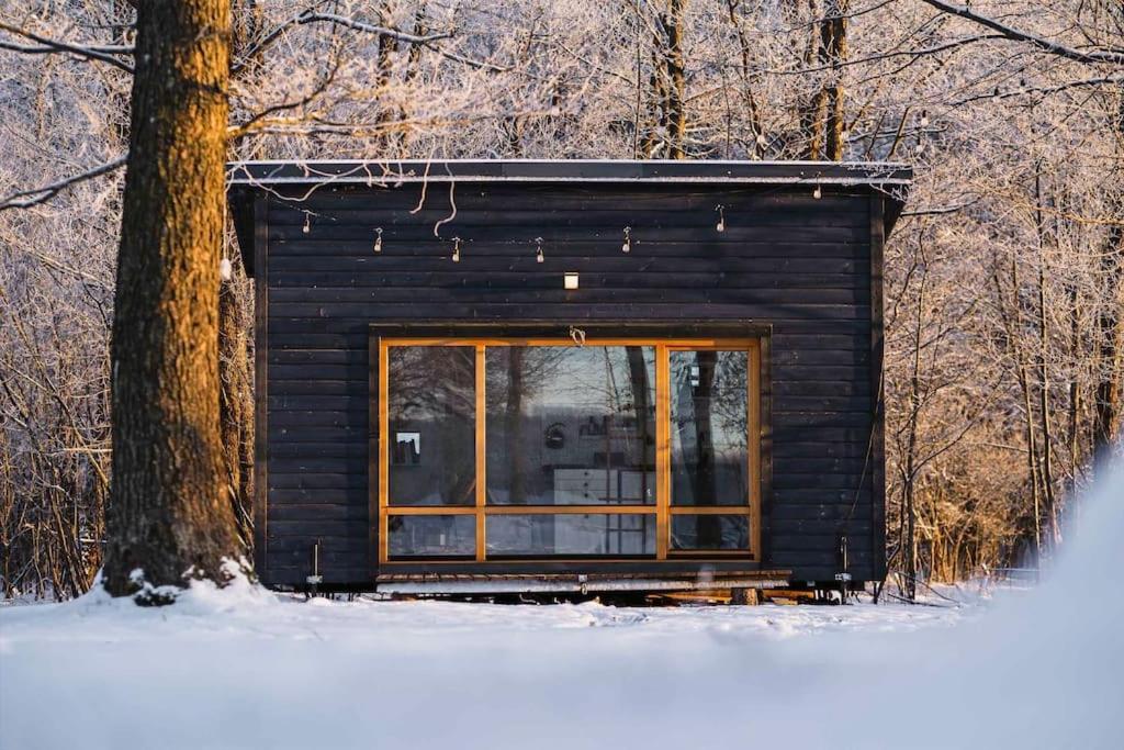 겨울의 Beautiful Tiny house on the lake side.