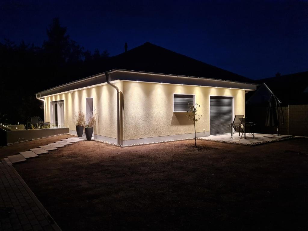 um edifício branco com luzes acesas à noite em Ferienwohnung Jekarie em Veimar