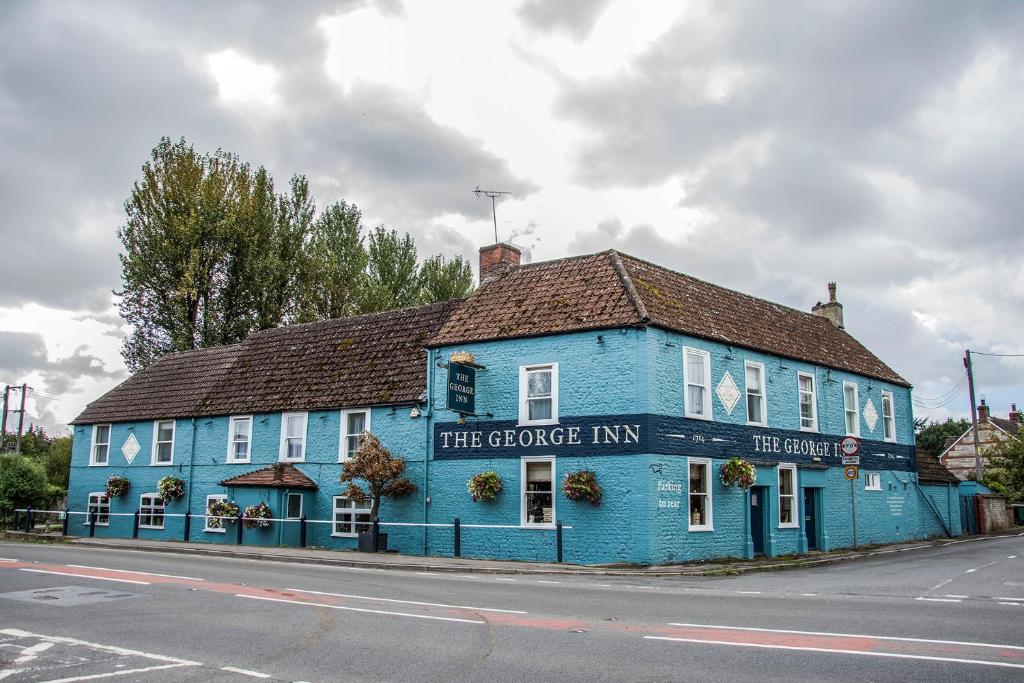 niebieski budynek po stronie ulicy w obiekcie The George Inn w mieście Warminster