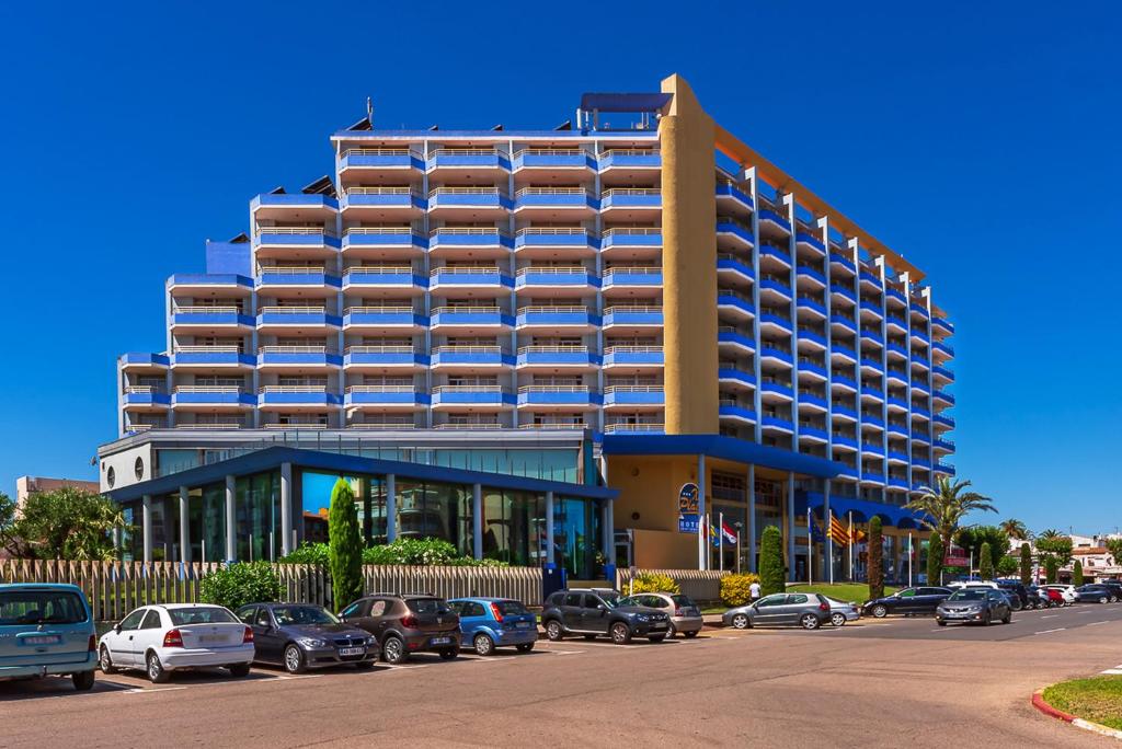 ein großes Gebäude mit Autos auf einem Parkplatz in der Unterkunft Xon's Platja HA in Empuriabrava