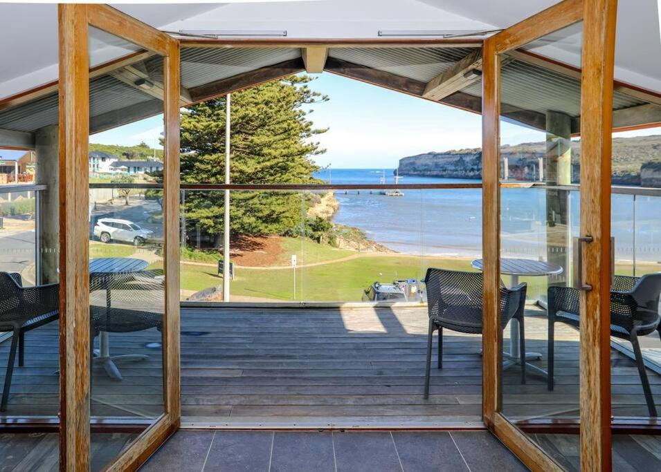 - une véranda avec vue sur l'océan dans l'établissement 12 Rocks Beach View Loft Central Port Campbell, à Port Campbell