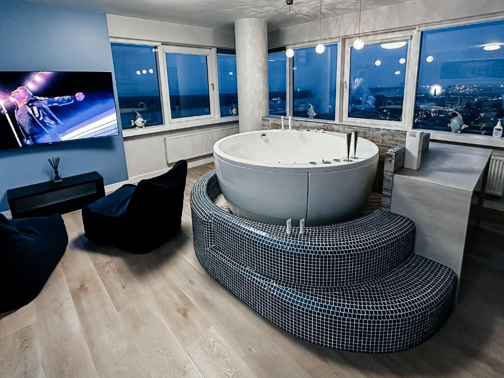 Televizorius ir (arba) pramogų centras apgyvendinimo įstaigoje sky DREAM jacuzzi 33 FLOOR