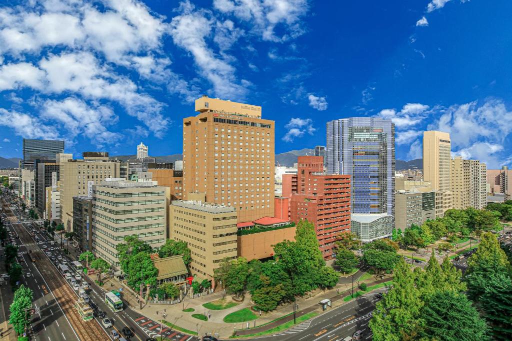 Blick auf eine Stadt mit hohen Gebäuden in der Unterkunft ANA Crowne Plaza Hiroshima, an IHG Hotel in Hiroshima