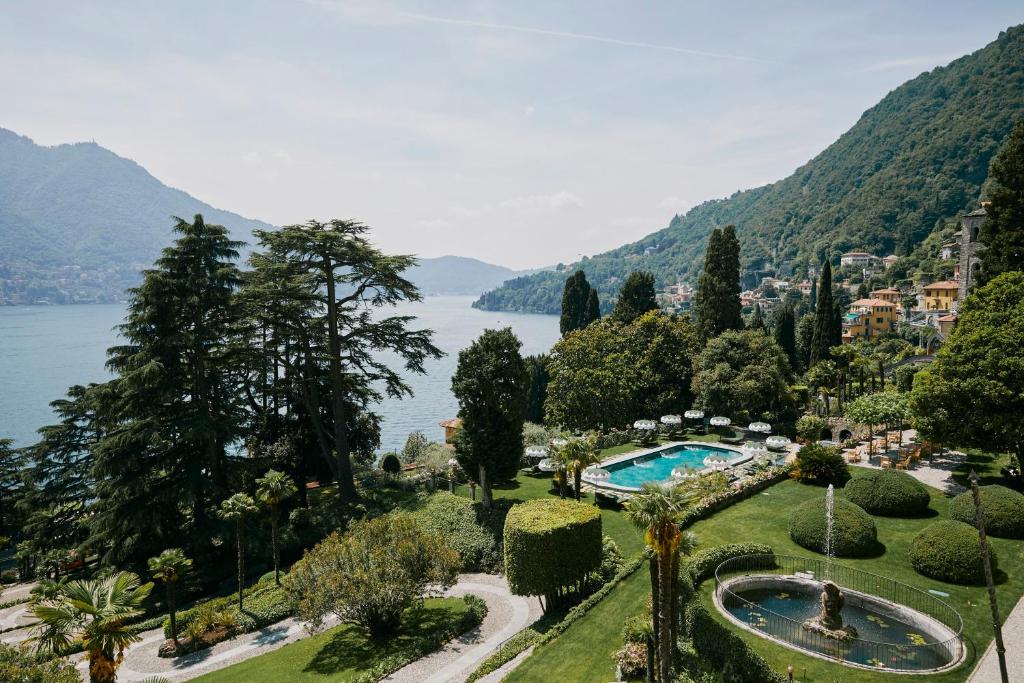 Cette chambre offre une vue sur le lac et les montagnes. dans l'établissement Passalacqua, à Moltrasio