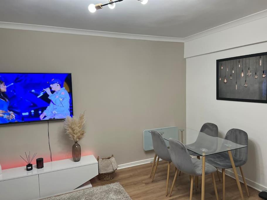 Stunning 2-Bed Apart in the heart of Aberdeen*電視和／或娛樂中心