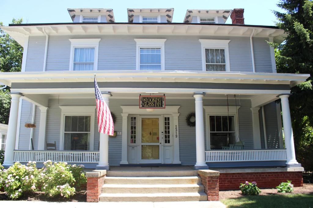 een blauw huis met een Amerikaanse vlag ervoor bij Looking Glass Inn in Indianapolis