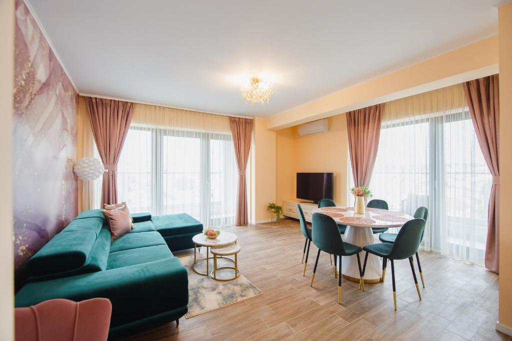 uma sala de estar com um sofá verde e uma mesa em Grand Panorama City Views em Oradea