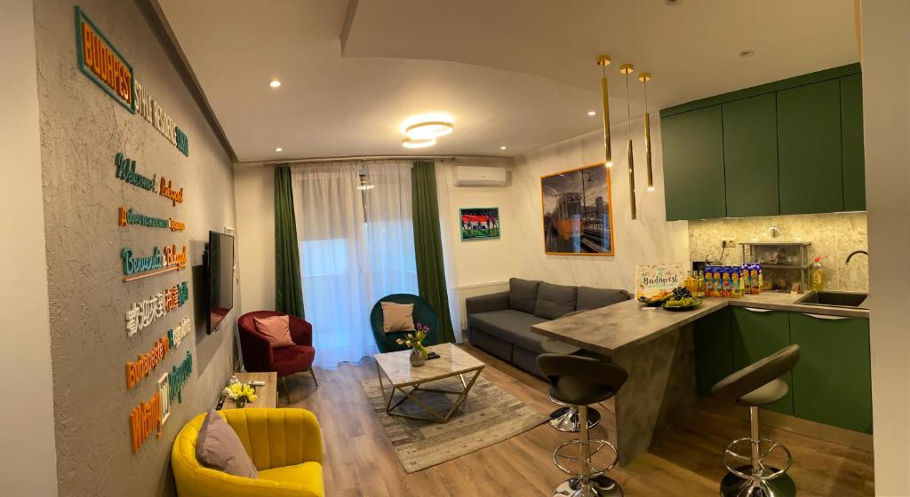 ブダペストにあるBudapestStyle Residence Luxurious Apartman, parking, breakfastのキッチン、リビングルーム(ソファ、テーブル付)