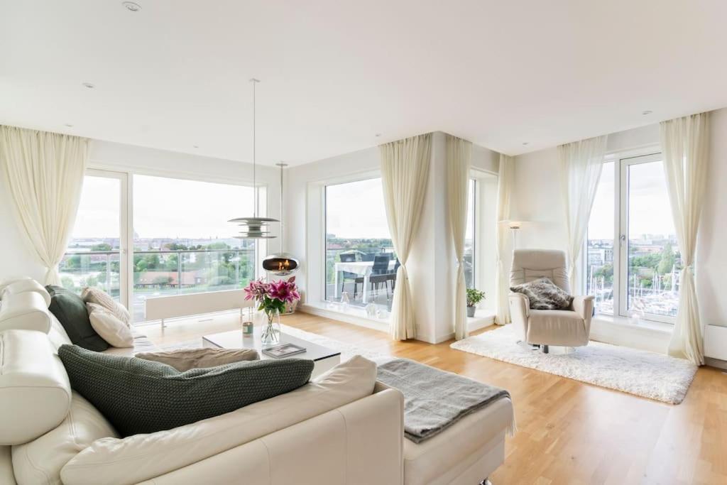 Zona d'estar a Penthouse with amazing views of Copenhagen!