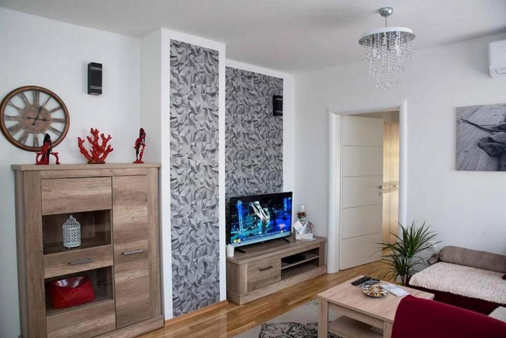 TV i/ili multimedijalni sistem u objektu Apartmani Oaza