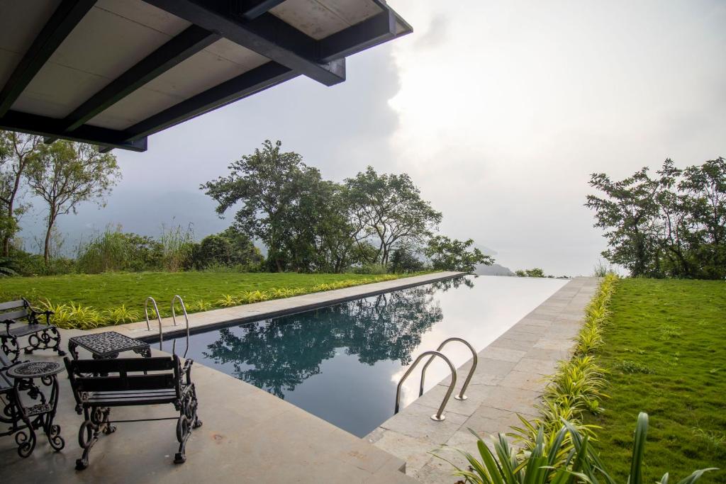 Kolam renang di atau dekat dengan SaffronStays Solasta, Mulshi - infinity pool villa with Mulshi Dam views