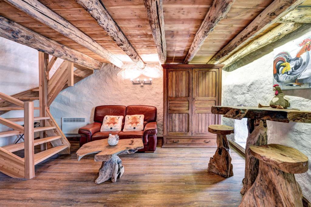 Et sittehjørne på LA FERME de BELLINE Chalets ou Gîtes & SPA