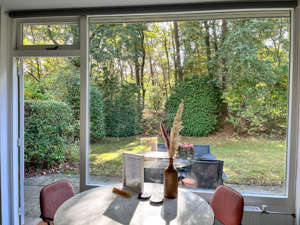 Градина пред Modern natuurhuisje midden in het bos op de Veluwe - Beau Home