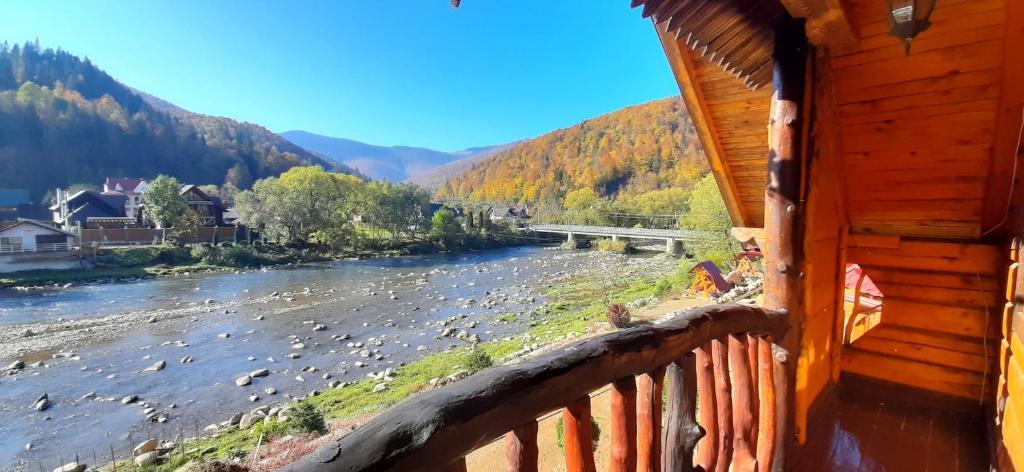 una cabina con vista sul fiume. di "Обійми гір"Котеджі a Jaremče