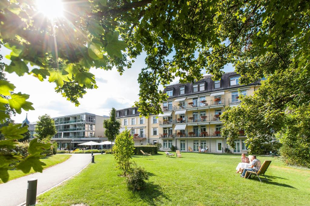 Un jardín fuera de Park-Hotel am Rhein - Gesundheitshotel und Residenzen