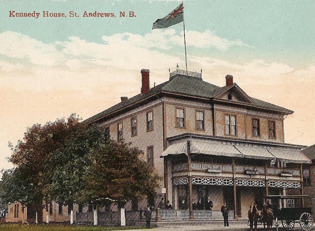 een oude foto van een gebouw met een vlag erop bij Kennedy House in Saint Andrews