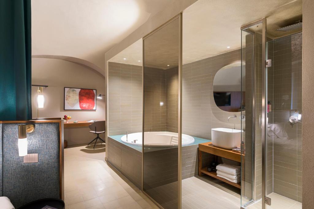 A bathroom at BASTIÒ PRIVATE SUITES