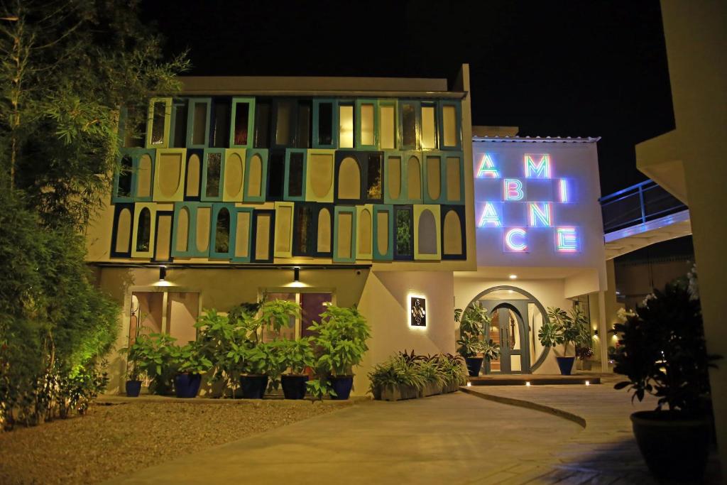 um edifício com uma placa acesa em frente em Ambiance Boutique Art Hotel Karachi em Carachi