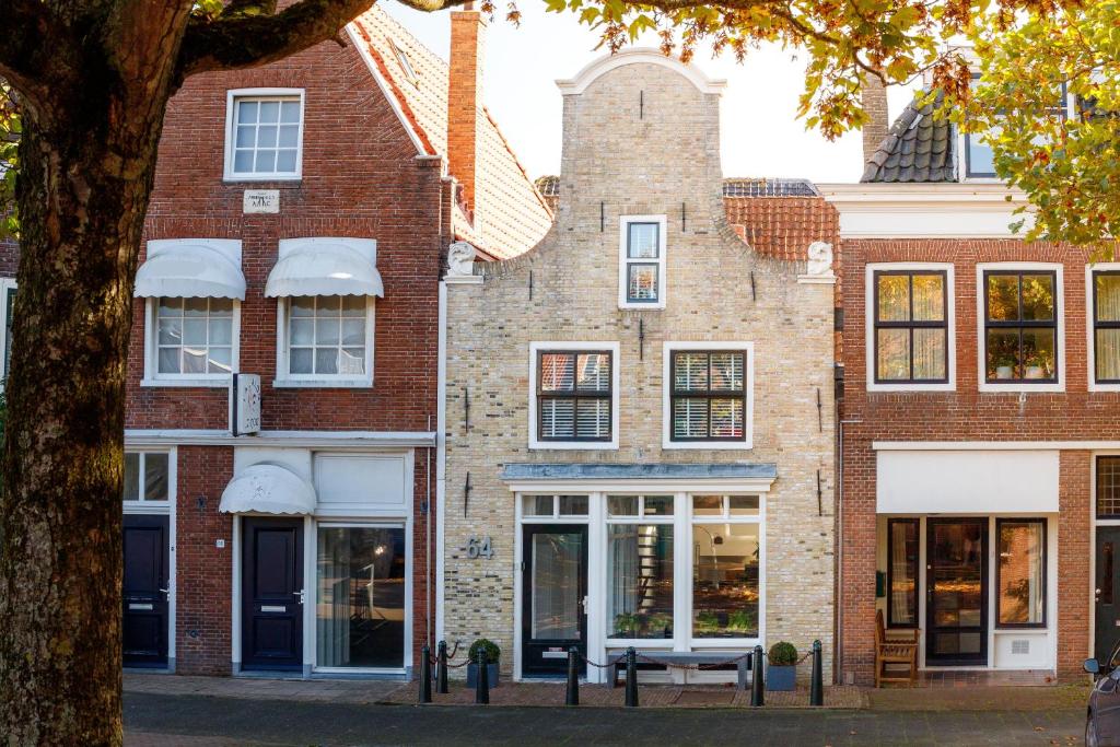 um edifício de tijolos com uma loja em frente em !!!UNIEK!!! Rijksmonument centrum Harlingen em Harlingen