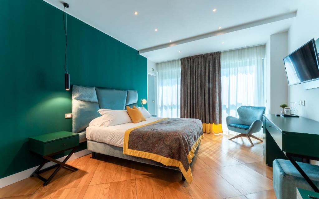 een slaapkamer met een bed en een groene muur bij Missori Suites in Milaan