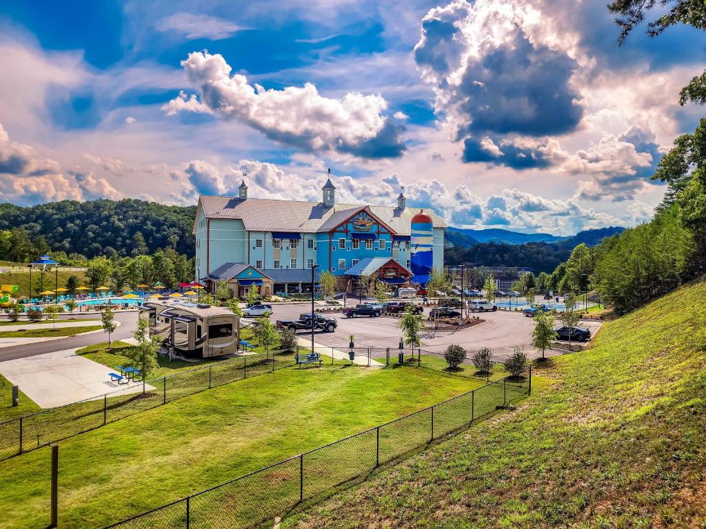 una vista aérea de un parque con un edificio azul en The Lodge at Camp Margaritaville, en Pigeon Forge