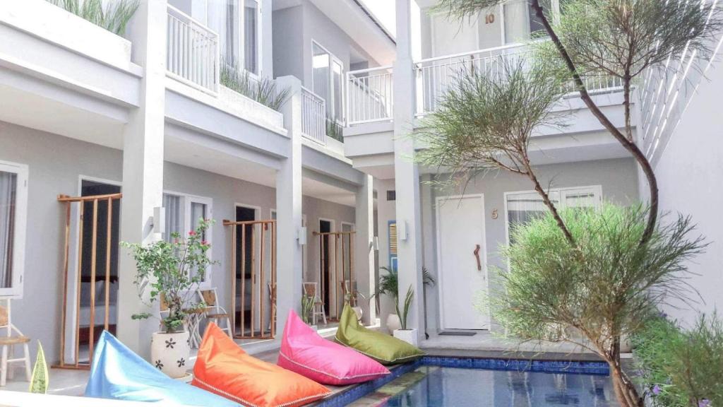 un edificio con almohadas coloridas junto a una piscina en Mantra Gili, en Gili Trawangan