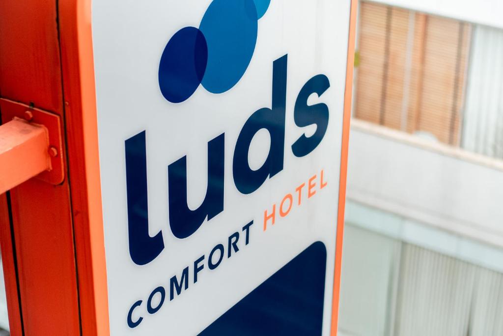 Un certificat, premiu, logo sau alt document afișat la Luds Comfort Hotel