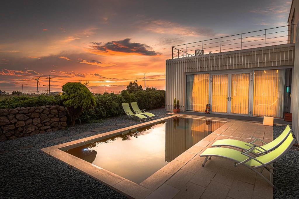 Piscina de la sau aproape de Boutique Pool Villa NAMIB