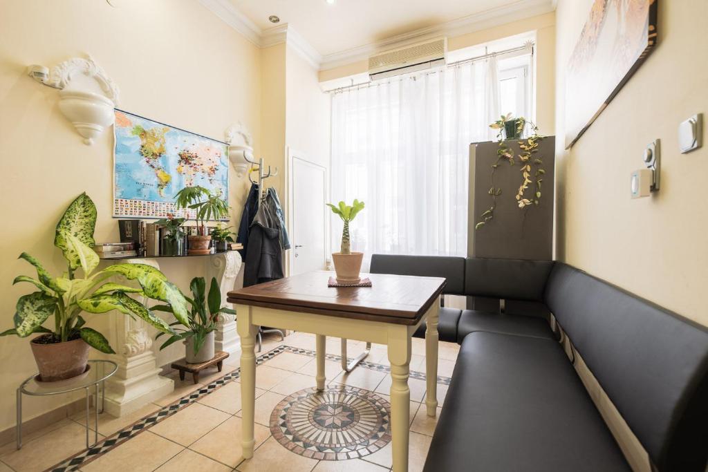 a small room with a table and plants at Pension Primavera in Vienna